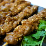 ラムの串焼きには薄切り肉がおすすめ！魚焼きグリルで作る羊肉串（ラムケバブ）中国東北料理　Chinese Xinjiang Lamb kebabs Skewers